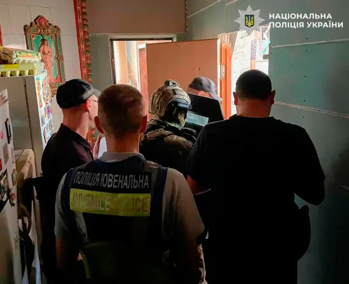 Били ножом и кастетом — задержаны двое несовершеннолетних, нападавших на женщин на столичном Подоле