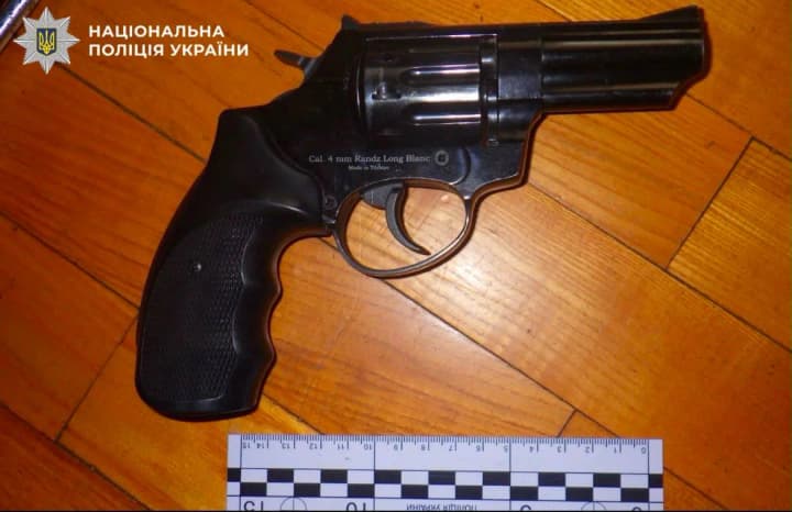 У Києві чоловік влаштував стрілянину і поранив приятеля під час сварки
