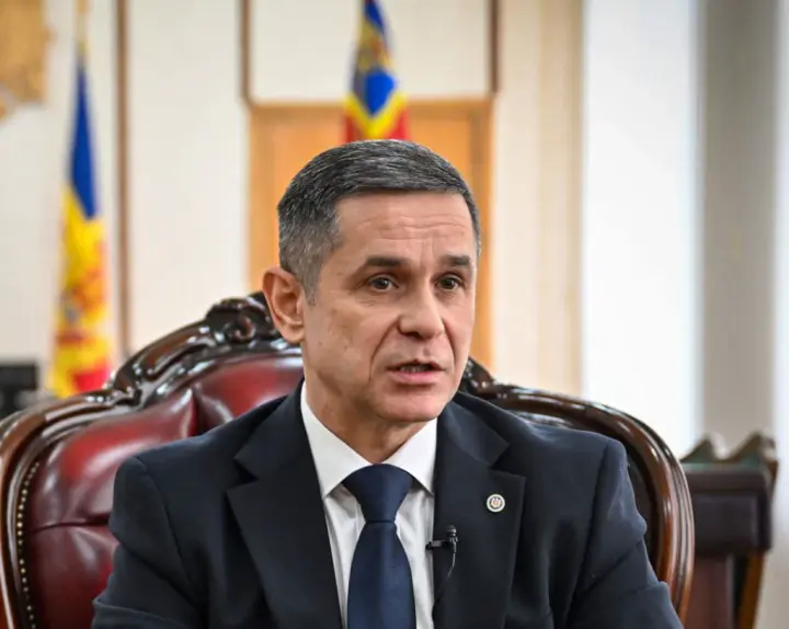 Moldova’s Defense Minister refused to answer a journalist in Russian