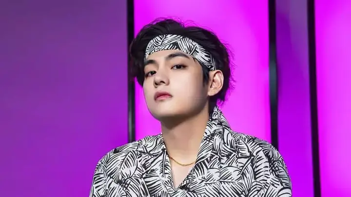 Ви из BTS рассказал о потере слуха на одно ухо