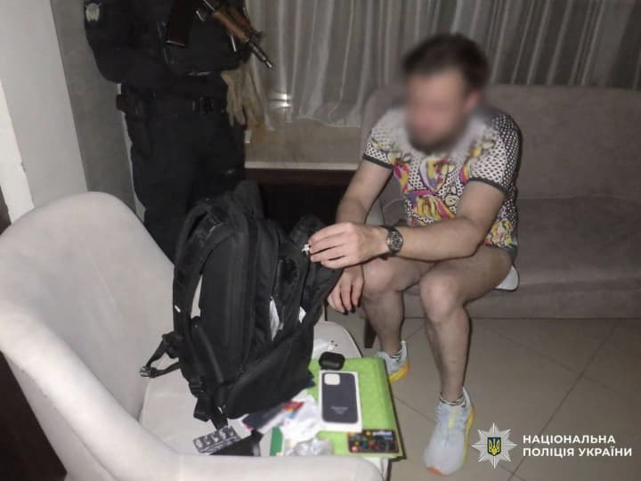 At a hotel in central Kyiv, a man slashed a visitor with a utility knife — the attacker has been detained