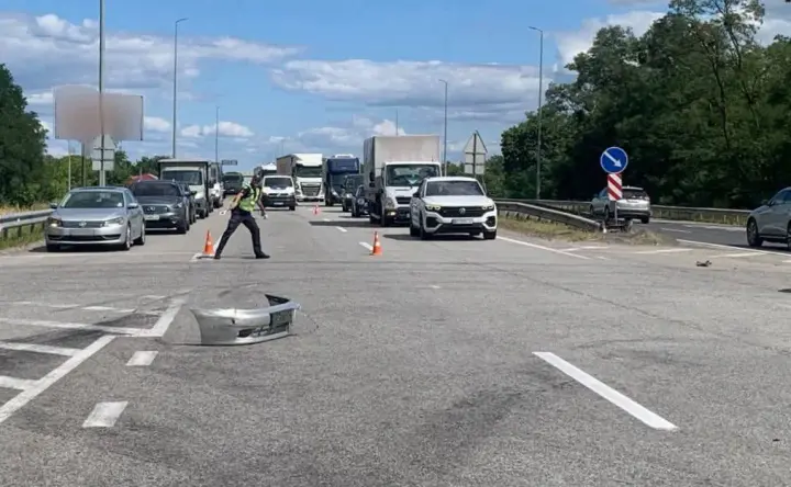 Traffic accident on the Kyiv–Chop highway: traffic is hampered, one lane is clear