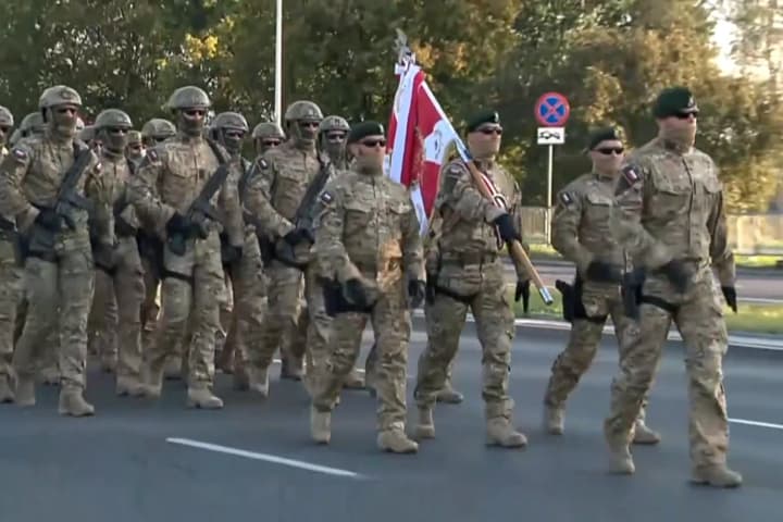 Польща провела найбільший військовий парад в історії, а влада закликала бути готовими до війни