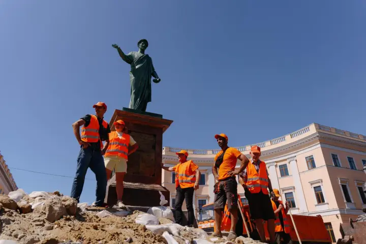 Sandbags removed from the monument to the Duke de Richelieu in Odesa