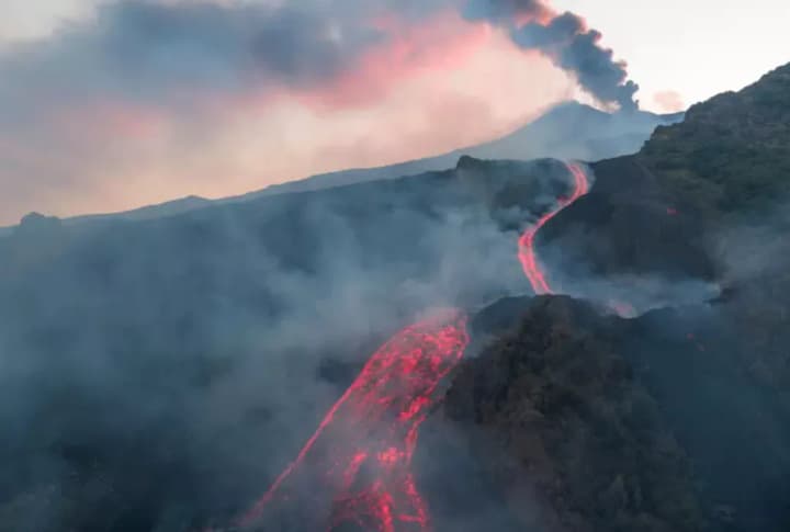 In Italy, lightning killed an American tourist on Mount Etna