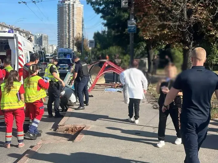 In Kyiv, Volkswagen crashed into bus stop; there are fatalities - police