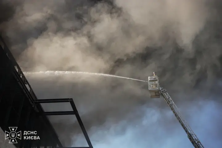 Ворог знову атакував столицю: відомого про одного загиблого, через пожежу стан повітря погіршився