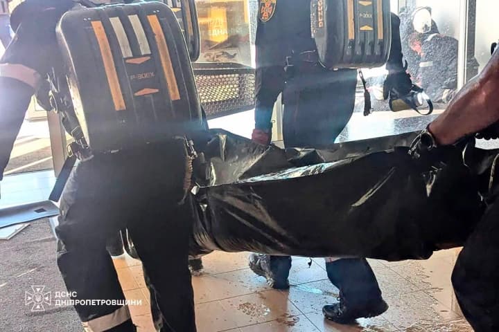 У Кривому Розі до 16 зросла кількість загиблих через удар рф по ТРЦ