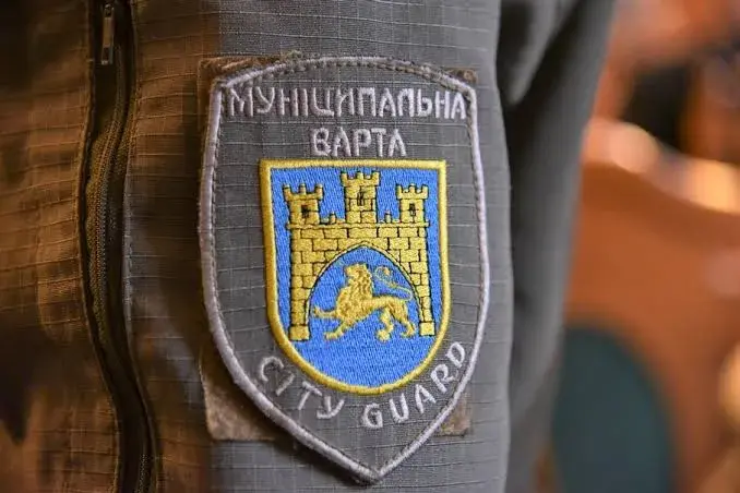 In Lviv, a drunk man overturned tables at the “Vernissage” and then attacked a Municipal Guard employee with a stick