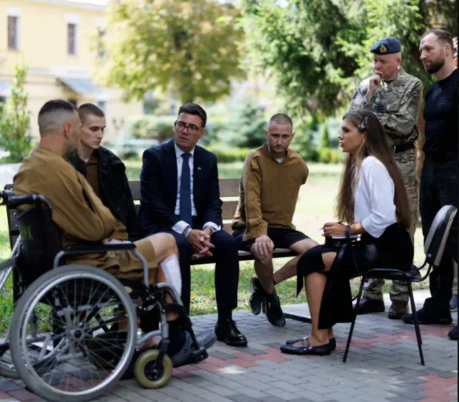 British Prime Minister Burnham visited wounded soldiers in Kyiv