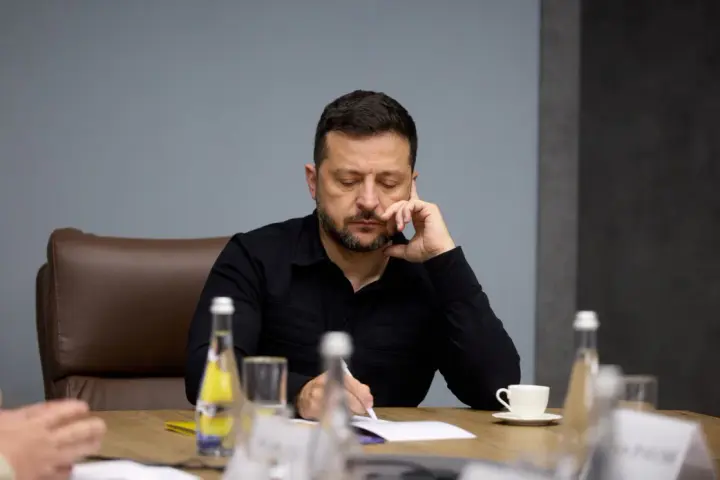 Зеленский собрал совещание по вопросам безопасности и поручил усилить оборону Запорожья и ключевых направлений