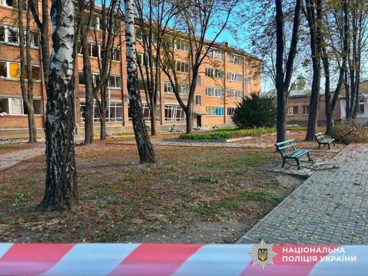 Атака рф на Киев повредила гимназию и медучреждение