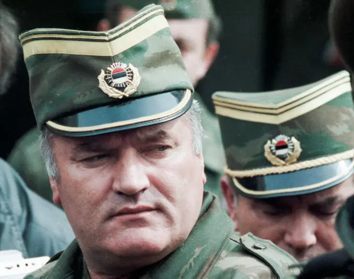 У Гаазі помер засуджений за геноцид боснійський генерал Младич