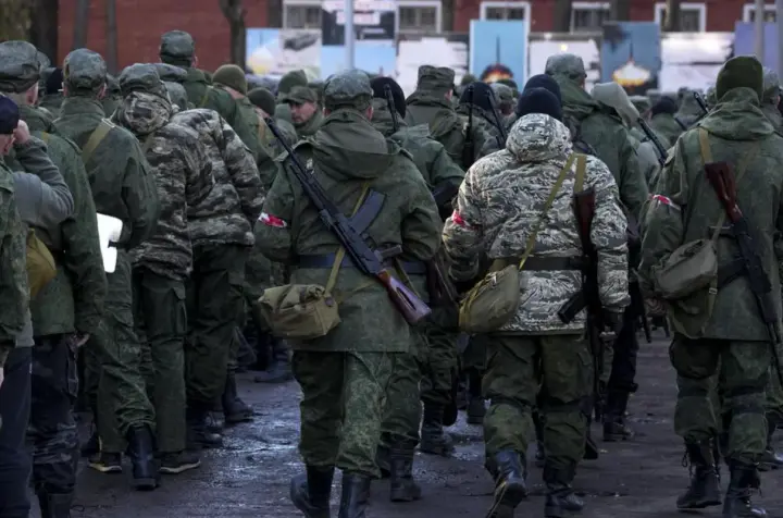 Вербувальники рф споюють жителів Донецька та примушують їх підписувати контракти з військом - АТЕШ