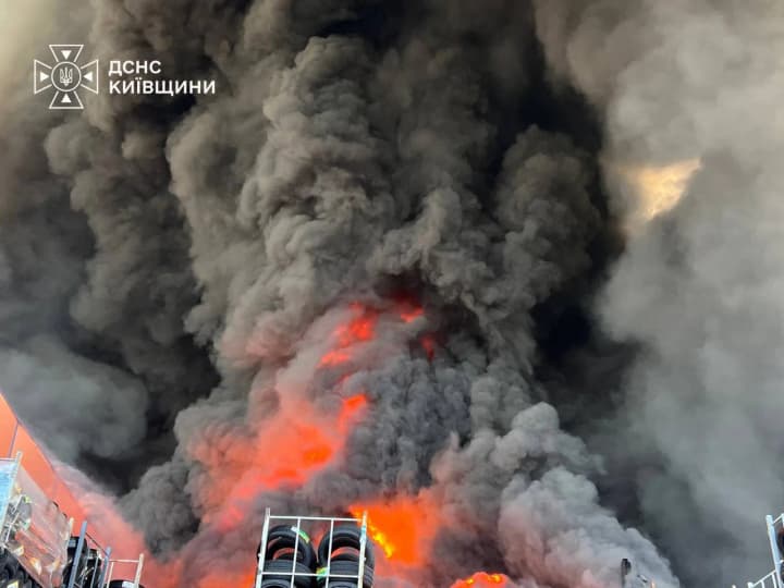 В Киевской области после повторной атаки рф горят логистические объекты - показали, что сейчас происходит на месте
