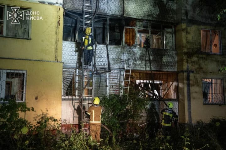 У Києві після нічної атаки постраждали щонайменше 3 людини, є влучання у кількох районах