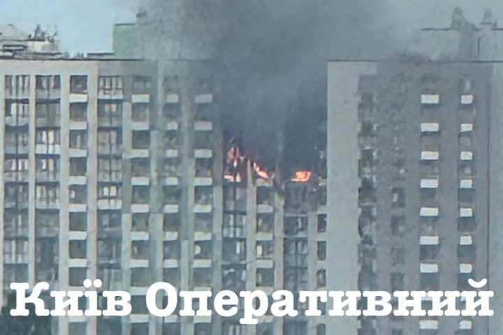 Через приліт ворожого дрона пожежа в 16-поверхівці на столичному Подолі: троє постраждалих