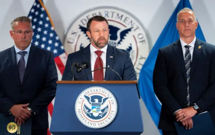 Літак із міністром внутрішньої безпеки США сів на одному двигуні - The Wall Street Journal