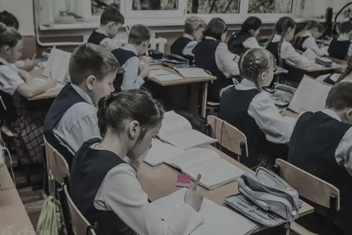 У російських школах посилюють пропаганду та військову підготовку