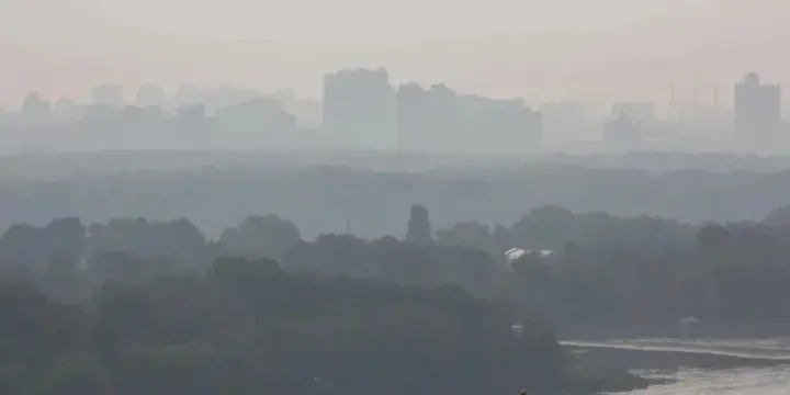 У Києві та області зафіксували забруднення повітря після ворожих атак: людям радять зачинити вікна 