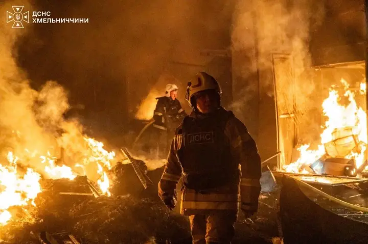 У Хмельницькому під час повторної детонації на місці російської атаки постраждали 4 рятувальники