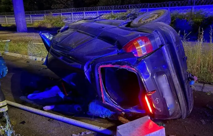 В Киеве автомобиль Opel упал с моста, водитель погиб