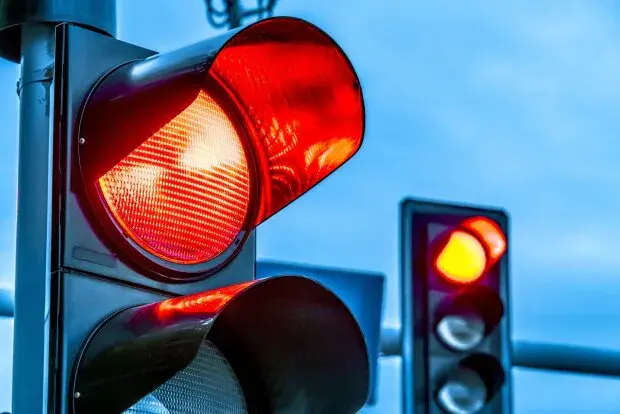 У Києві з 15 вересня почнуть впроваджувати режим "Усім червоний" під час хвилини мовчання: хто зможе продовжити рух