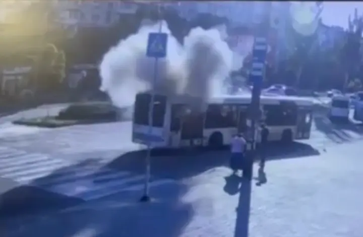 Ворожий FPV-дрон у Запоріжжі атакував пасажирський автобус біля зупинки, троє поранених