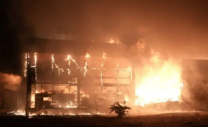 A Russian attack completely destroyed a shopping center in Zaporizhzhia — new footage of the aftermath