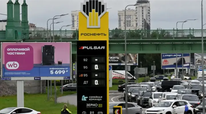 В России на половине АЗС нет бензина после ударов по НПЗ — СМИ