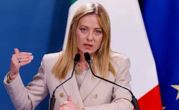 Мелоні хоче заборонити паранджу і нікаб у школах та обмежити кількість іноземних учнів в Італії