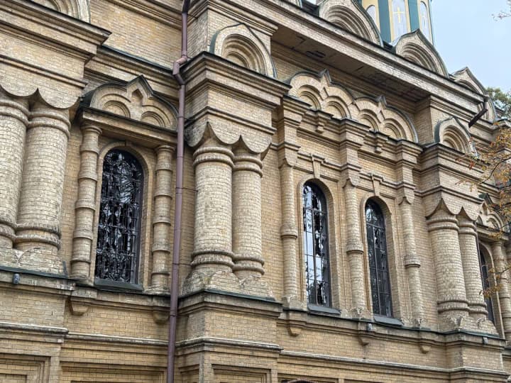У Києві через російську атаку пошкоджено 120-річний Свято-Покровський храм