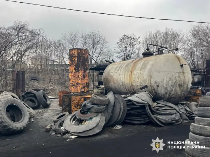 На Запоріжжі викрили ОЗГ, яка виготовляла пальне з автомобільних шин