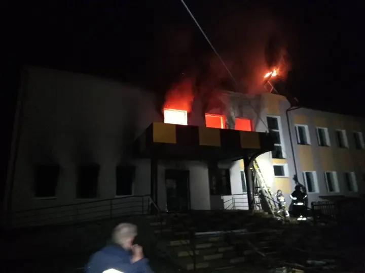 Ворог атакував дроном ліцей під Києвом, спалахнула пожежа