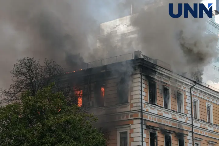 "Обов'язково буде на це відповідь росії": Зеленський показав відео пожежі у НАН у Києві після удару рф, у будівлі шукають людей