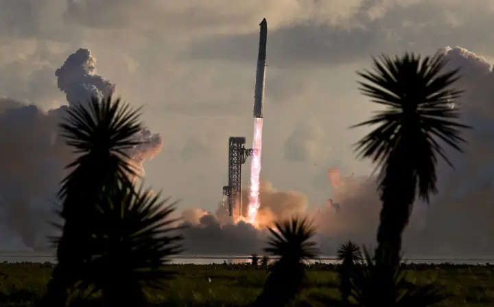 Корабль Starship совершил свой первый орбитальный полёт, выведя на орбиту спутники Starlink
