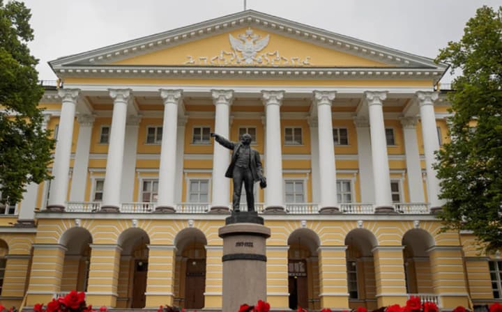У петербурзі уріжуть витрати на освіту, медицину та укриття, але збільшать виплати військовим