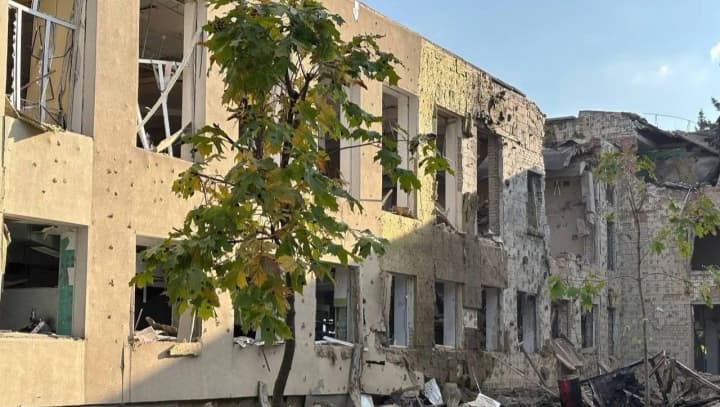 росіяни скинули авіабомбу на школу в Сумах під час атаки КАБами