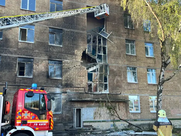 Ворожий безпілотник влучив у школу в Києві під час навчання - діти перебували в укритті