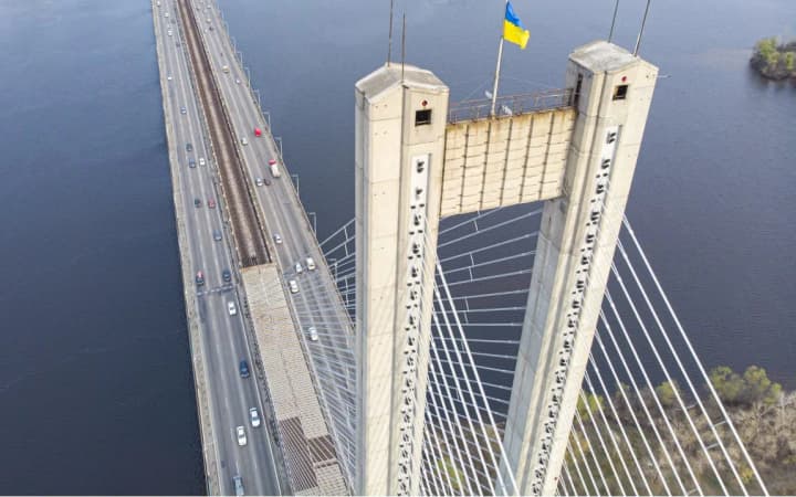Південний міст у Києві не має критичних пошкоджень після атаки рф - що з рухом транспорту і метро