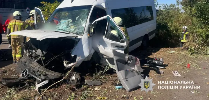 На трасі Київ – Одеса мікроавтобус врізався у відбійник: є загибла і сім поранених