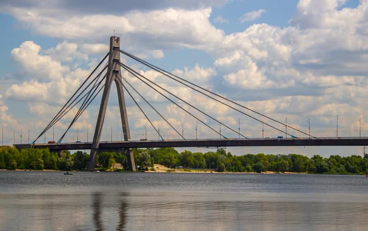 У Києві перекрили Північний міст після російської атаки – як курсує громадський транспорт
