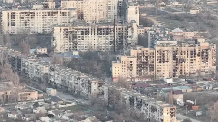 Пішки, на велосипедах і мопедах - Лубінець показав, як десятки людей намагаються виїхати з Олешок