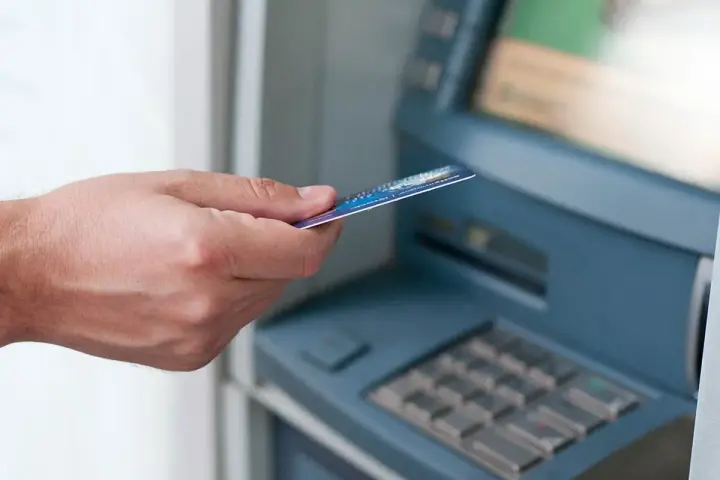 Європейські банки позбуваються російських клієнтів: рахунки дедалі частіше блокують