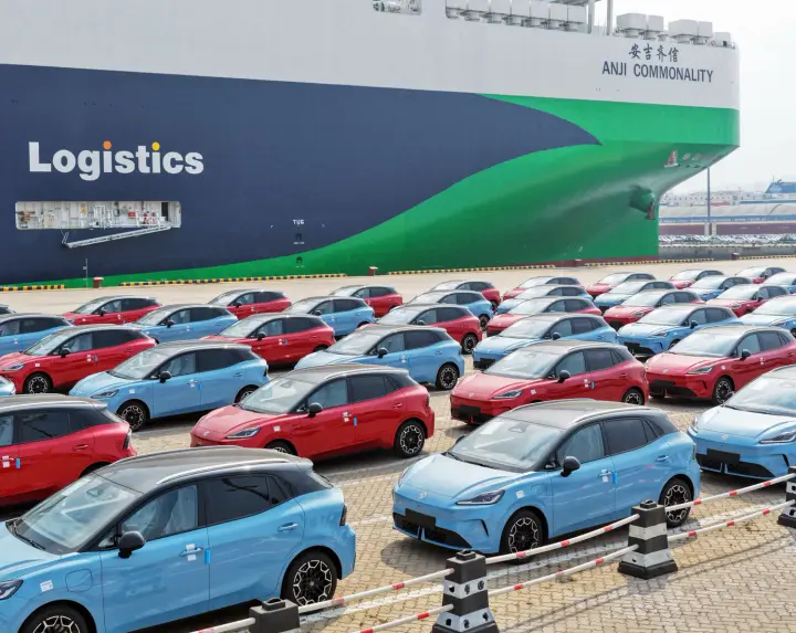 Автомобільна промисловість Британії опинилась перед "складним вибором" між ринками Китаю та ЄС