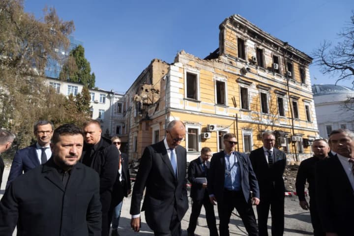 Зеленський разом із Мерцом відвідали місце удару рф по Академії наук у Києві