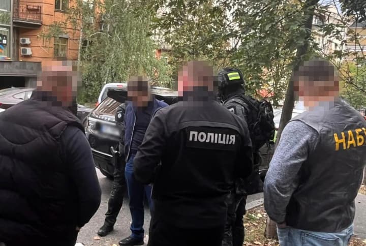 Виманив у підприємця 280 000 доларів: у Києві затримали псевдопрацівника НАБУ