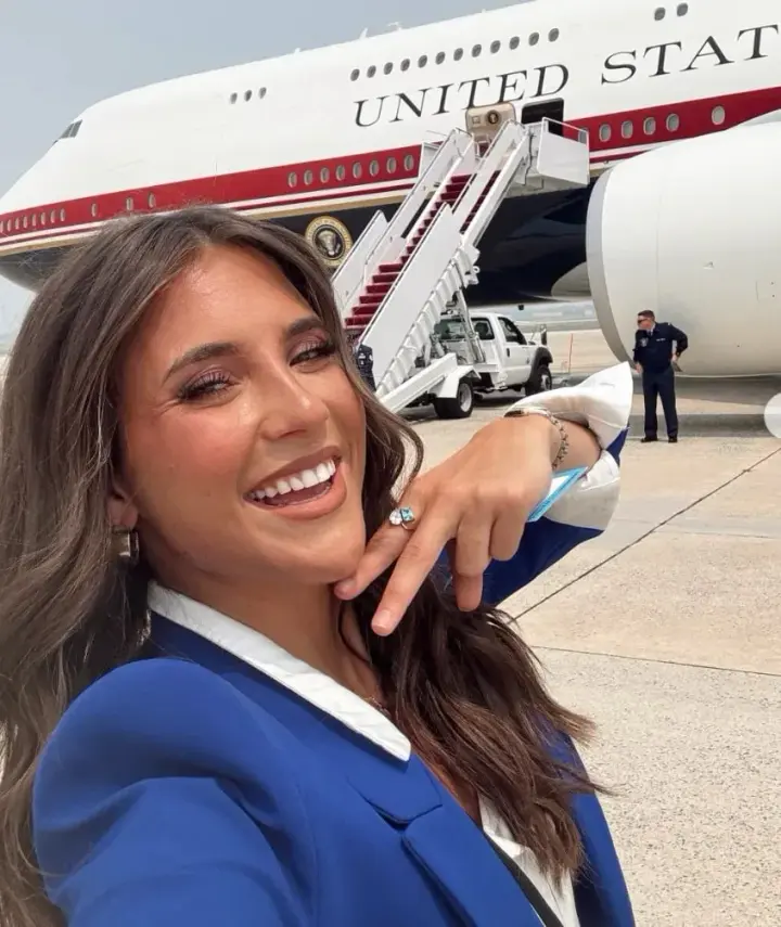 Фотографировалась с оружием и носит футболку «F*ck Joe Biden» — Трамп взял в свою медийную команду 24-летнюю журналистку