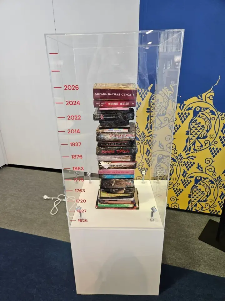 Обгоревшие книги из Харькова стали инсталляцией на ярмарке во Франкфурте