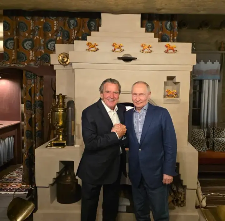 путін відсвяткував день народження із Шредером біля печі та з самоваром